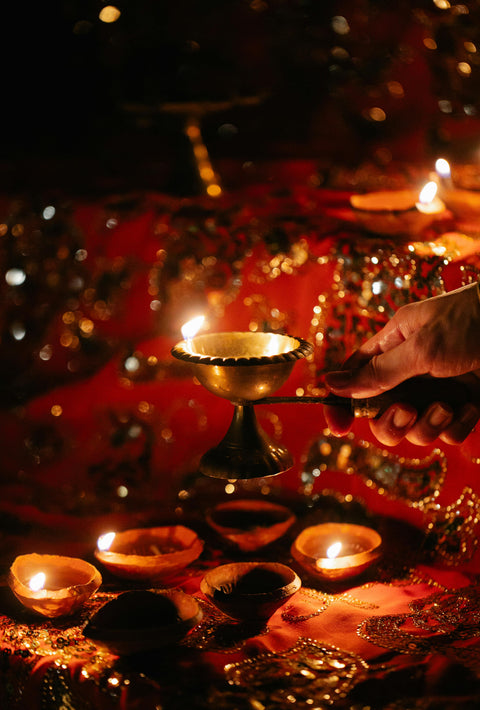 Scenting Prosperity: How to Attract Positive Energy with Perfumes During Dhanteras